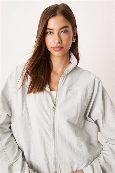 Тенденция: куртка из тканого материала артикул 139764029