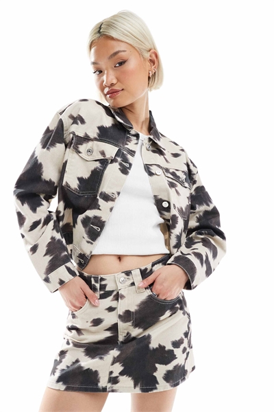 Джинсовая куртка с карманами и черно-белым принтом в клетку артикул 143293839