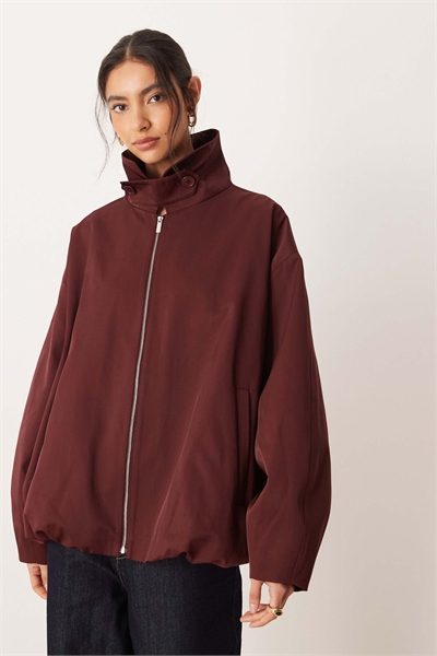 Тренч с воротником-воронкой и волнистым подолом артикул 153055595