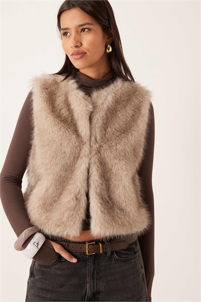 Искусственный меховой жилет бежевого цвета артикул 151999847