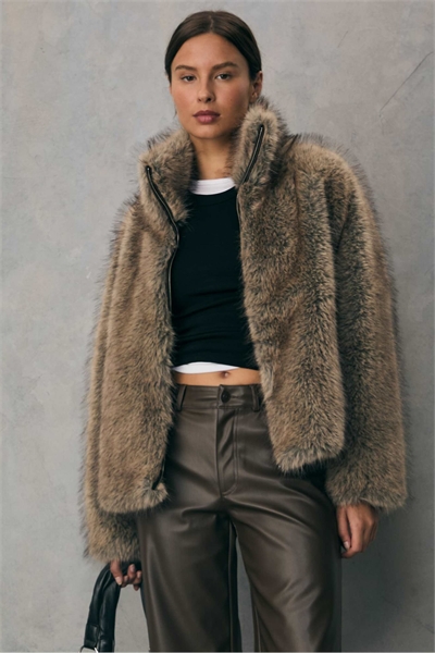 Куртка из искусственного меха с высоким воротником бежевого цвета артикул 153053297