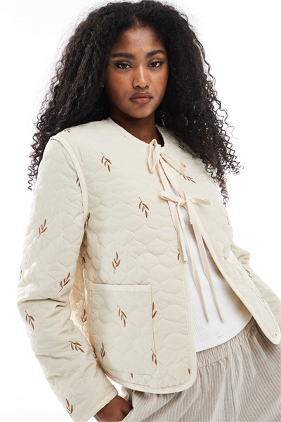 Стеганая куртка с завязками спереди кремового цвета артикул 141662692