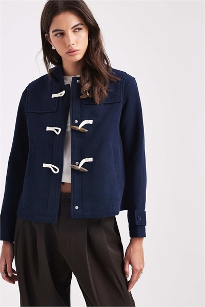 Короткое дуфле из искусственной шерсти с капюшоном артикул 149921922