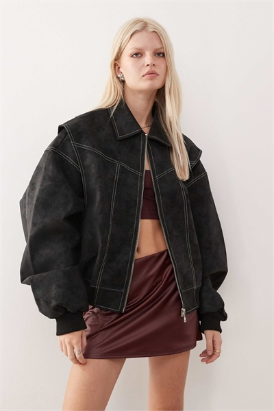 Бомбер из искусственной кожи с контрастной отстрочкой, черный артикул 150036506