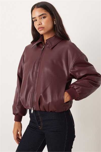 Бомбер из веганской кожи с волнистым подолом артикул 152002137