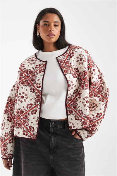 ASOS DESIGN Curve: стеганая куртка с принтом в виде банданы артикул 151098974