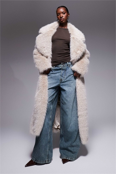 Эксклюзивное пальто макси с объемным воротником из искусственного меха артикул 149050427