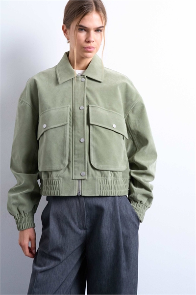 Короткая куртка из искусственной замши с накладными карманами цвета шалфея артикул 147865802