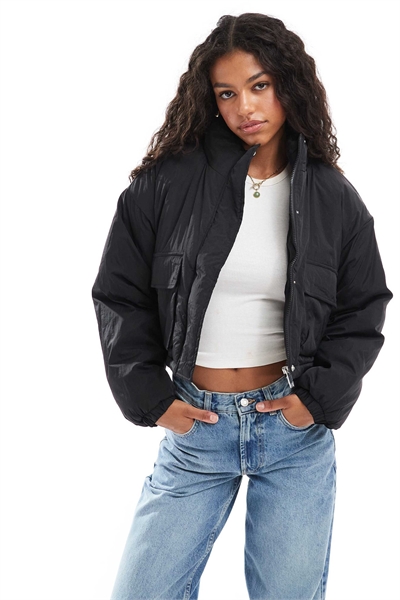 Короткая утепленная куртка с воротником-воронкой и карманами артикул 147901109