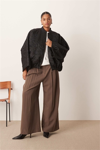 Крутая стеганая бомбер-куртка с цветочным принтом черного цвета артикул 148413074