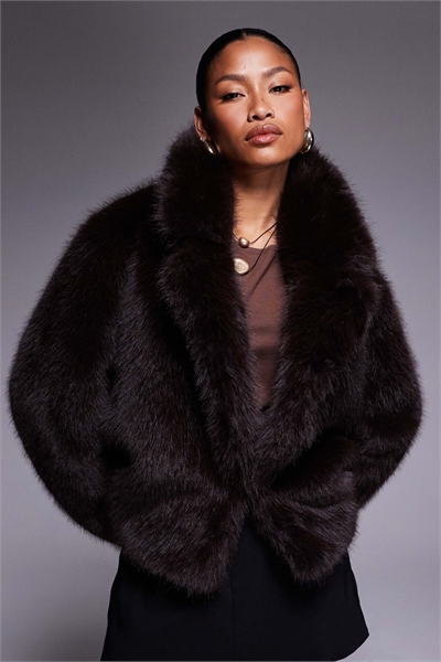 Шуба из искусственного меха шоколадного цвета артикул 149242422