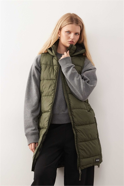 Жилет Ganella зеленого цвета артикул 150276838