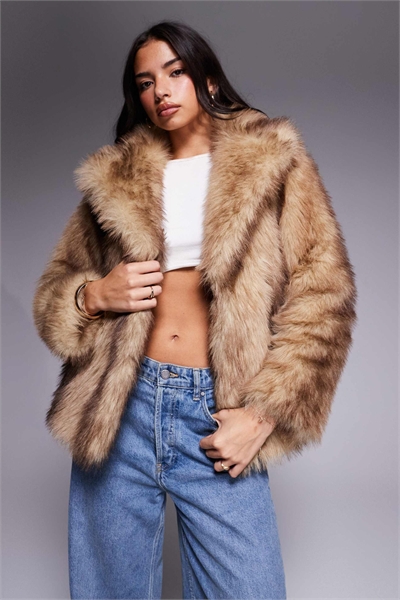 Куртка из искусственного меха с объемным воротником артикул 149323286