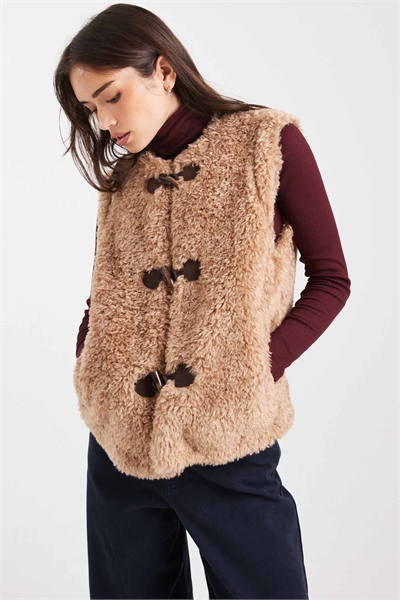 Жилет без рукавов из ткани «борг» артикул 147700587