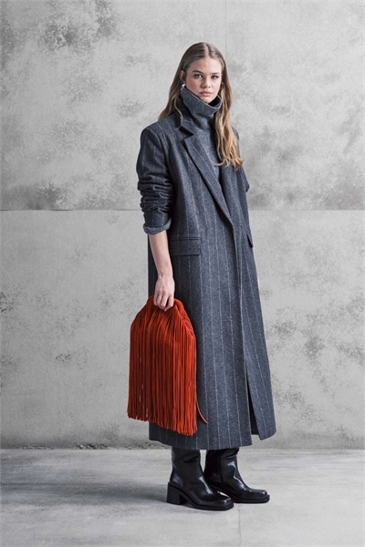Длинное пальто с большим воротником и шерстью в угольно-серую полоску артикул 148297971