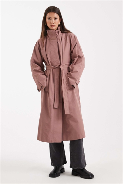 Тренч с высоким воротником и завязкой на талии артикул 150263457