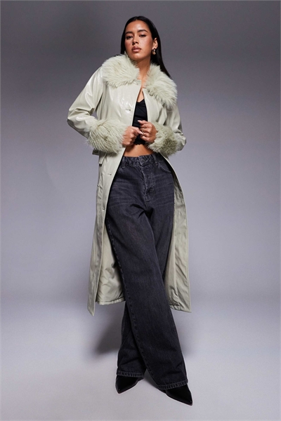 Виниловая куртка-транчека с отделкой из искусственного меха артикул 151672832