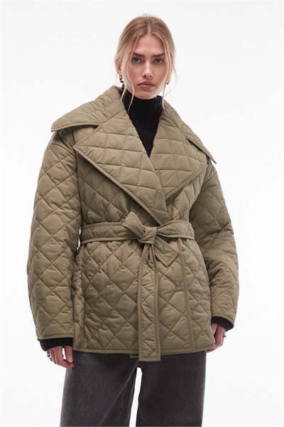 Длинная куртка с стеганым узором и поясом артикул 151749713