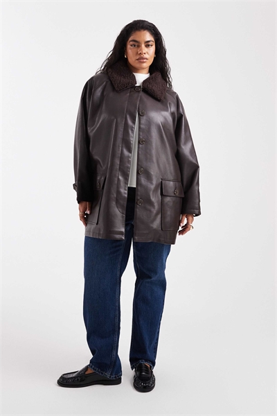 Куртка ASOS DESIGN Curve из материала под кожу с воротником из борж и затягивающейся талией артикул 144208542