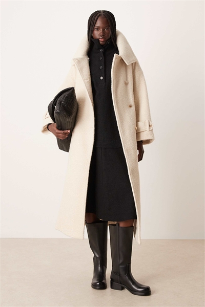 Премиум-пальто из букле с воротником-воронкой кремового цвета артикул 150938503