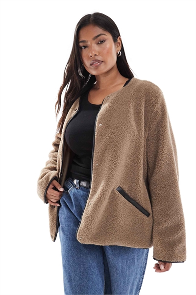 Легкая контрастная куртка-тедди бежевого цвета артикул 149660075