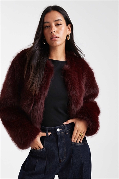 Короткая куртка без воротника из искусственного меха бордового цвета артикул 148031932