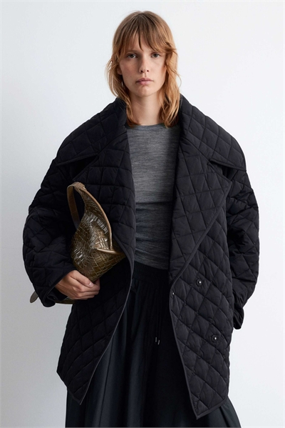 Длинная куртка с стеганым узором и поясом артикул 150834004