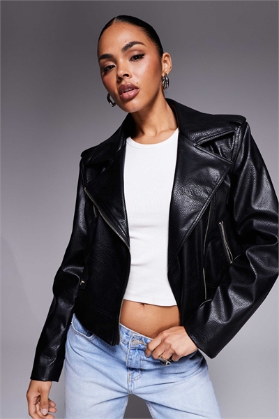 Короткая кожаная куртка в стиле байкера артикул 146141698