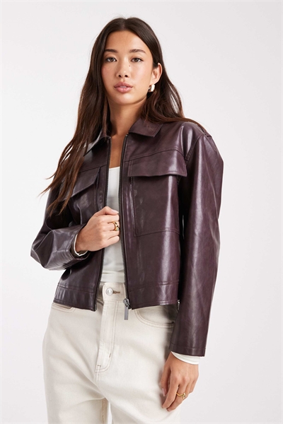 Короткая куртка из полиуретана сливового цвета артикул 150504512