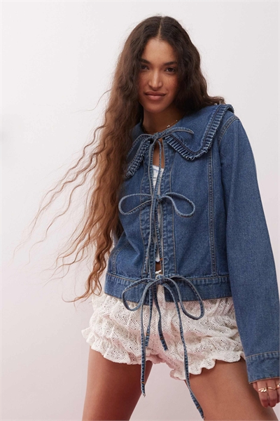 Джинсовая куртка с воротником-баранкой и завязками спереди артикул 138802467