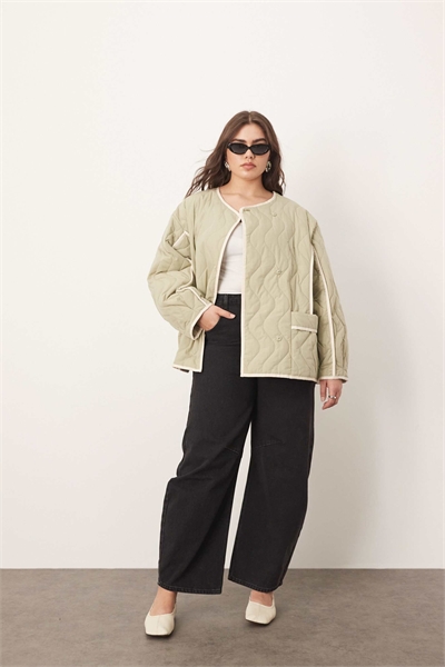 Куртка оверсайз с квилтингом и контрастной отделкой цвета шалфей артикул 138901491