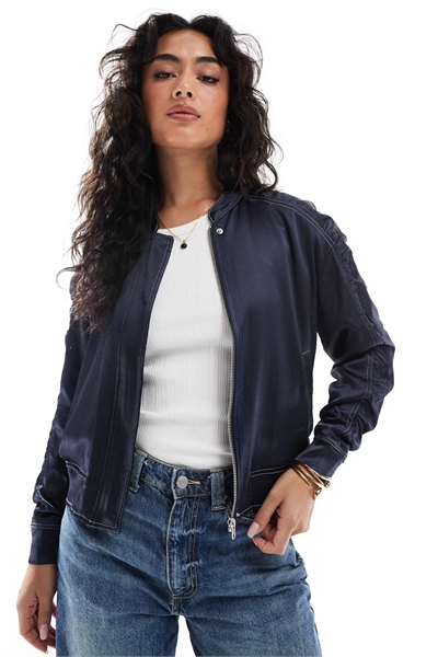 Бомбер из атласа с рюшами на рукавах Akita, темно-синий артикул 140769769