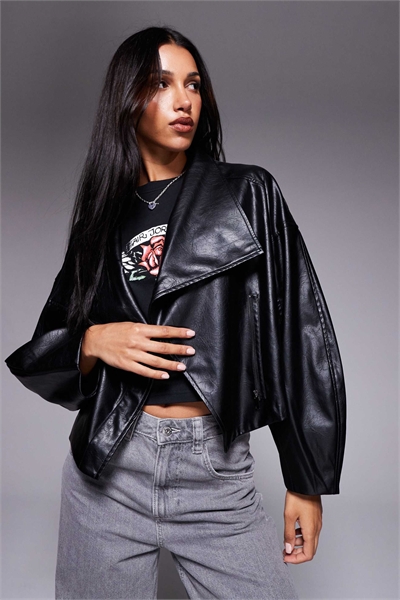 Короткая кожаная куртка в стиле байкера артикул 147260248