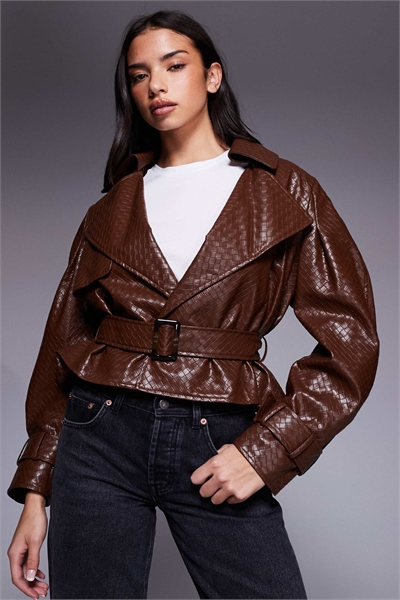 Короткий тренч из искусственной кожи с плетеным поясом артикул 151672838