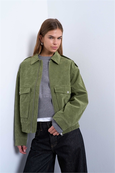 Бомбер из искусственной замши с стеганой подкладкой и застежками-кнопками, цвет шалфейный зеленый артикул 147691844