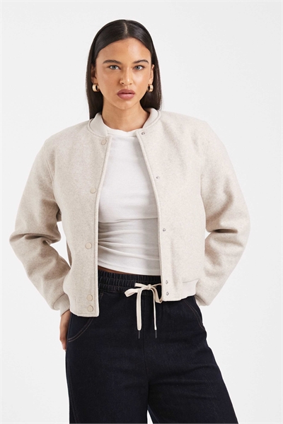 Оверсайз-куртка-бомбер из войлока цвета овсянки артикул 150559857