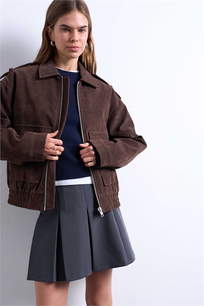 Бомбер из искусственной замши с стеганой подкладкой и застежками-кнопками шоколадного цвета артикул 146906586