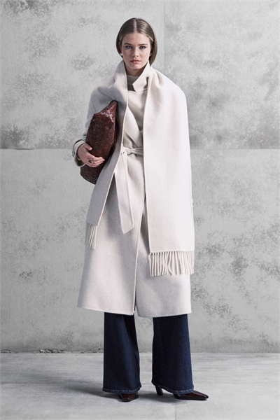 Формальное пальто с поясом и шарфом с кисточками из шерсти кремового цвета артикул 149852122