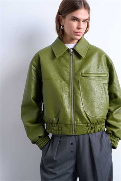 Короткая бомбер-куртка из искусственной кожи с пузырьковым эффектом, зеленая артикул 147691847