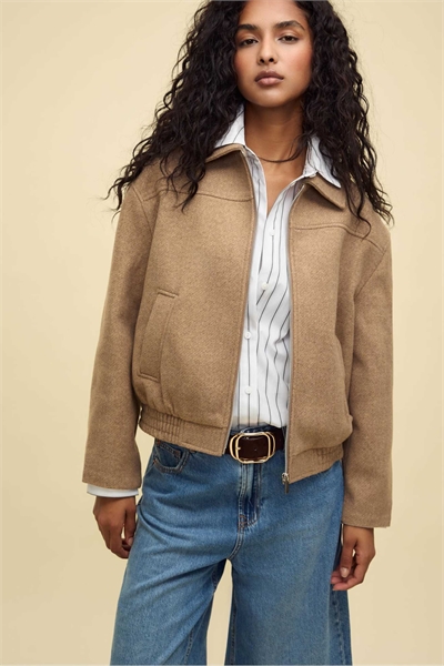 Бомбер из мягкой ткани цвета верблюжьей шерсти артикул 151219293