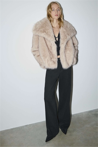 Укороченная куртка из искусственного меха цвета «камень» артикул 151451126