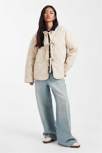 Стеганая куртка с завязками спереди, цвет «овсянка» артикул 148858366