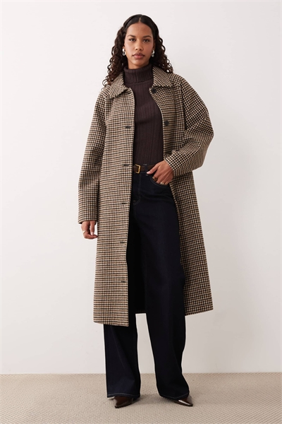 Длинное пальто с поясом и шерстью в коричневую клетку артикул 149246319