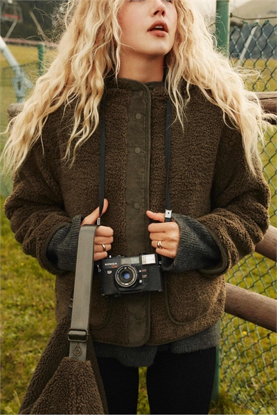 Куртка с подкладкой из искусственной овчины и вельветовыми деталями, цвет хаки артикул 153262236