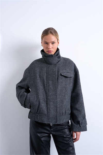 Бомбер с воротником-воронкой из шерсти с застежкой-язычком, цвет угольно-серый артикул 142325472