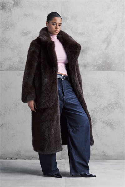 Длинное пальто из искусственного меха артикул 149590812