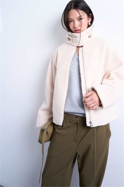 Бомбер с воротником-воронкой и застежкой-кнопкой кремового цвета артикул 142430286