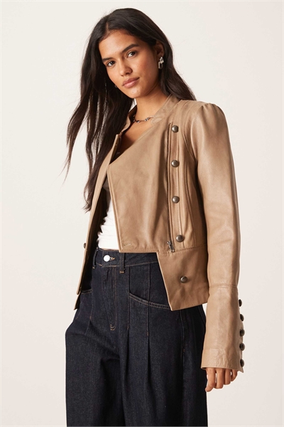 Двубортная кожаная куртка в военном стиле артикул 150365742