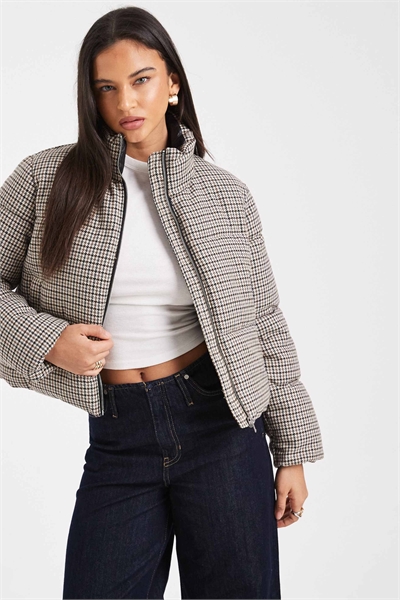 Короткая пуховая куртка с традиционным клетчатым принтом артикул 150666022