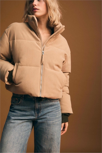 Вельветовая пуховая куртка бежевого цвета артикул 154007869